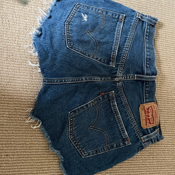 𝘭𝘦𝘷𝘪 𝘫𝘦𝘢𝘯 𝘴𝘩𝘰𝘳𝘵𝘴 - Picture 2 of 3